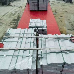 包头 芝麻白仿形加直形路沿石出货日常