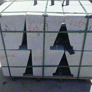 包头 芝麻白异形坐凳，石凳