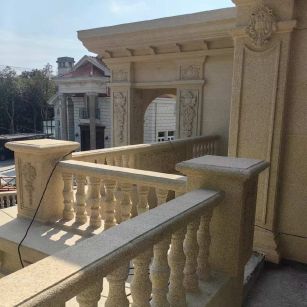 包头 黄金麻别墅外墙干挂雕花配合阳台栏杆花瓶柱