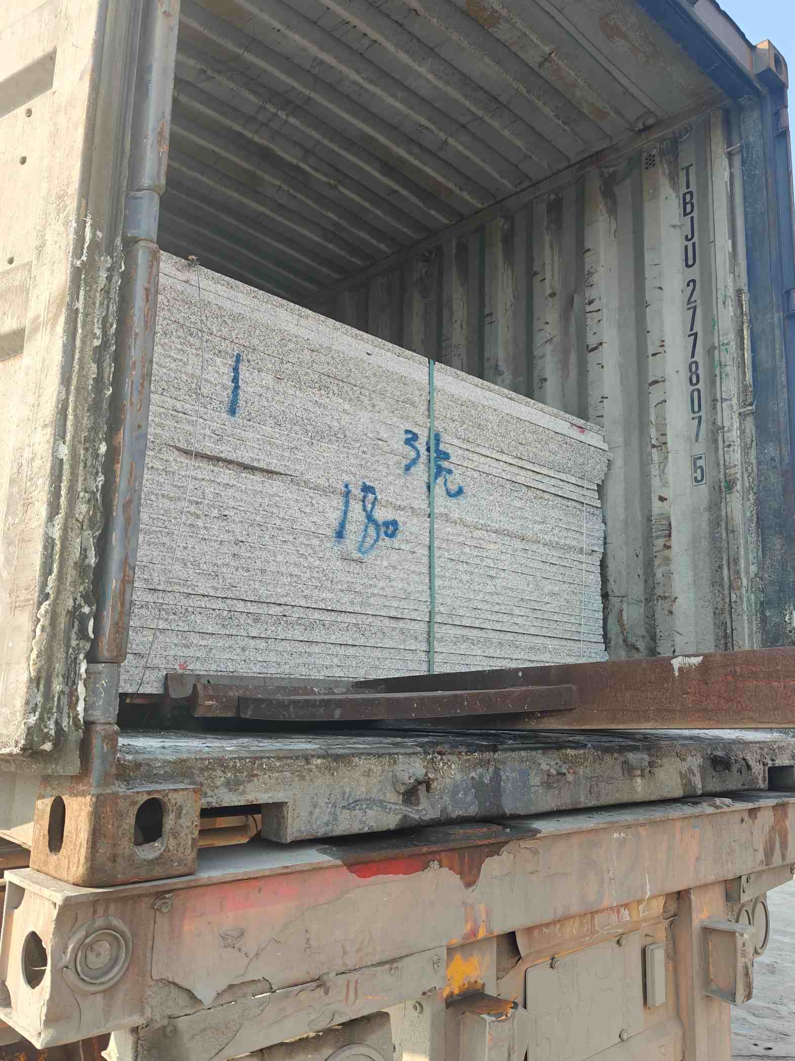 包头 芝麻白花岗岩石材3.0公分光面毛板装柜出货