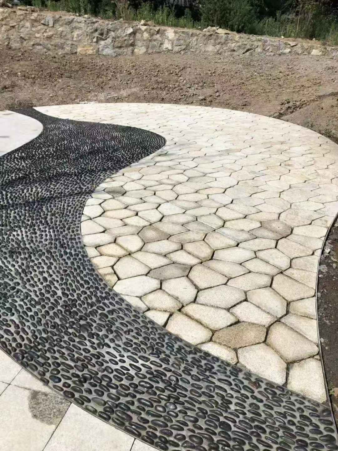 包头 黄金麻冰裂纹地铺石工地铺装案例