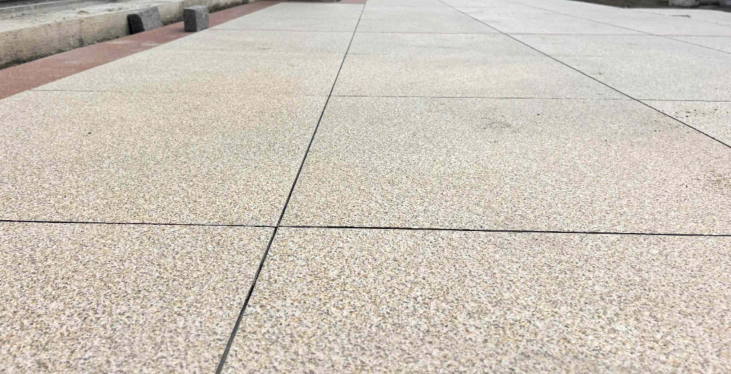 包头 黄金麻花岗岩石板材荔枝面地面铺装效果