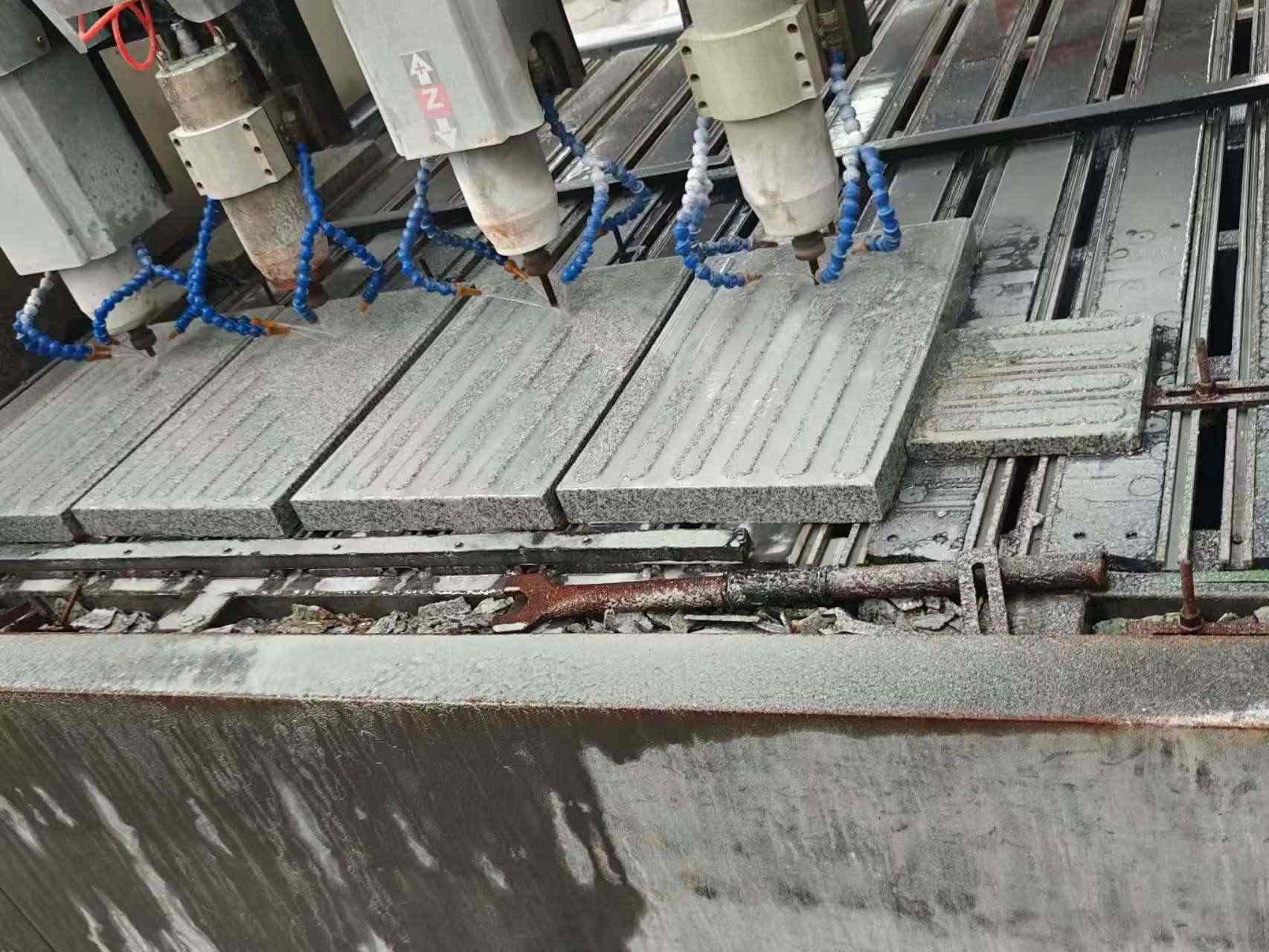 包头 芝麻白花岗岩荔枝面盲道雕刻