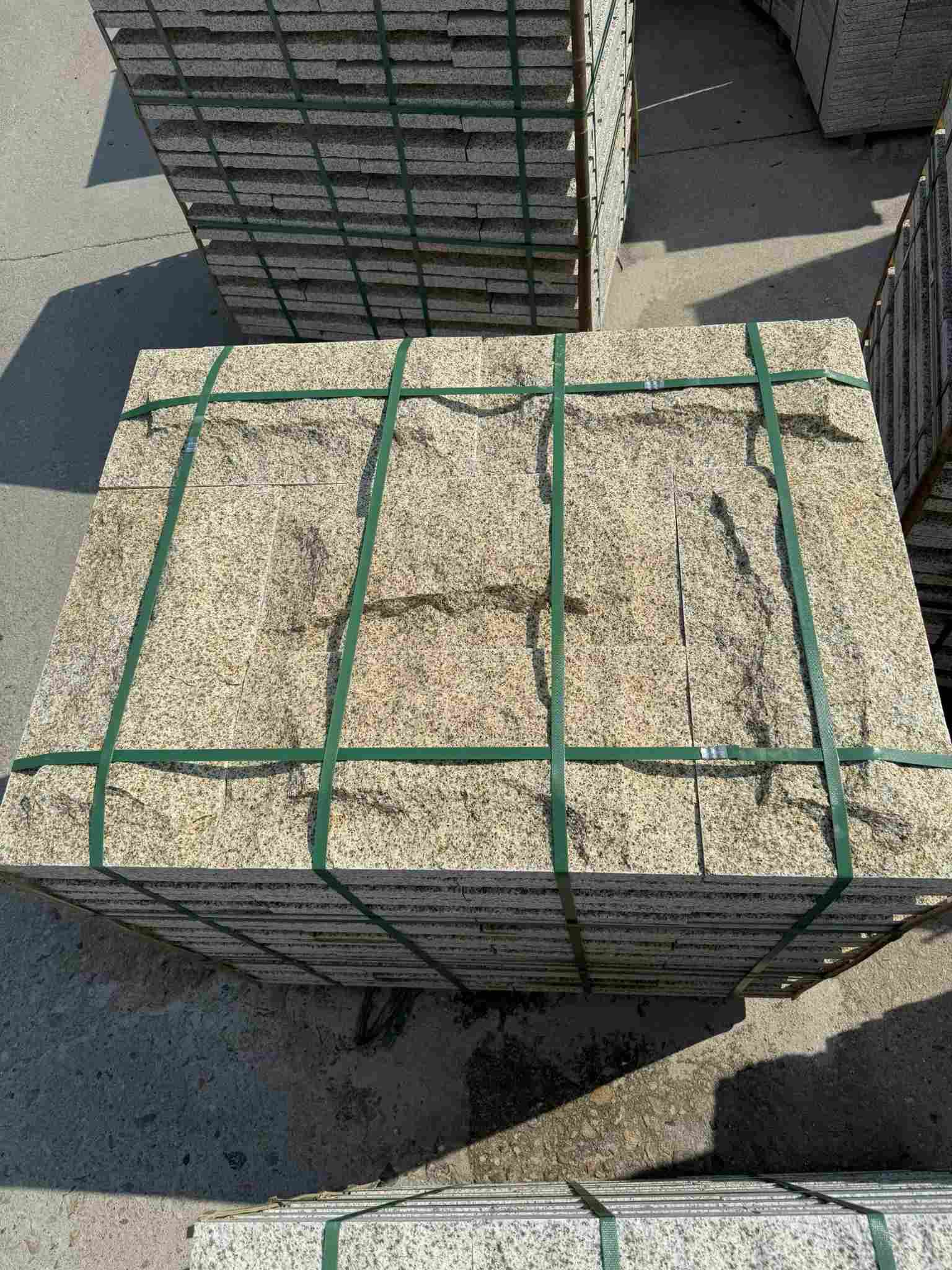 包头 黄金麻花岗岩石材自然面蘑菇石成品