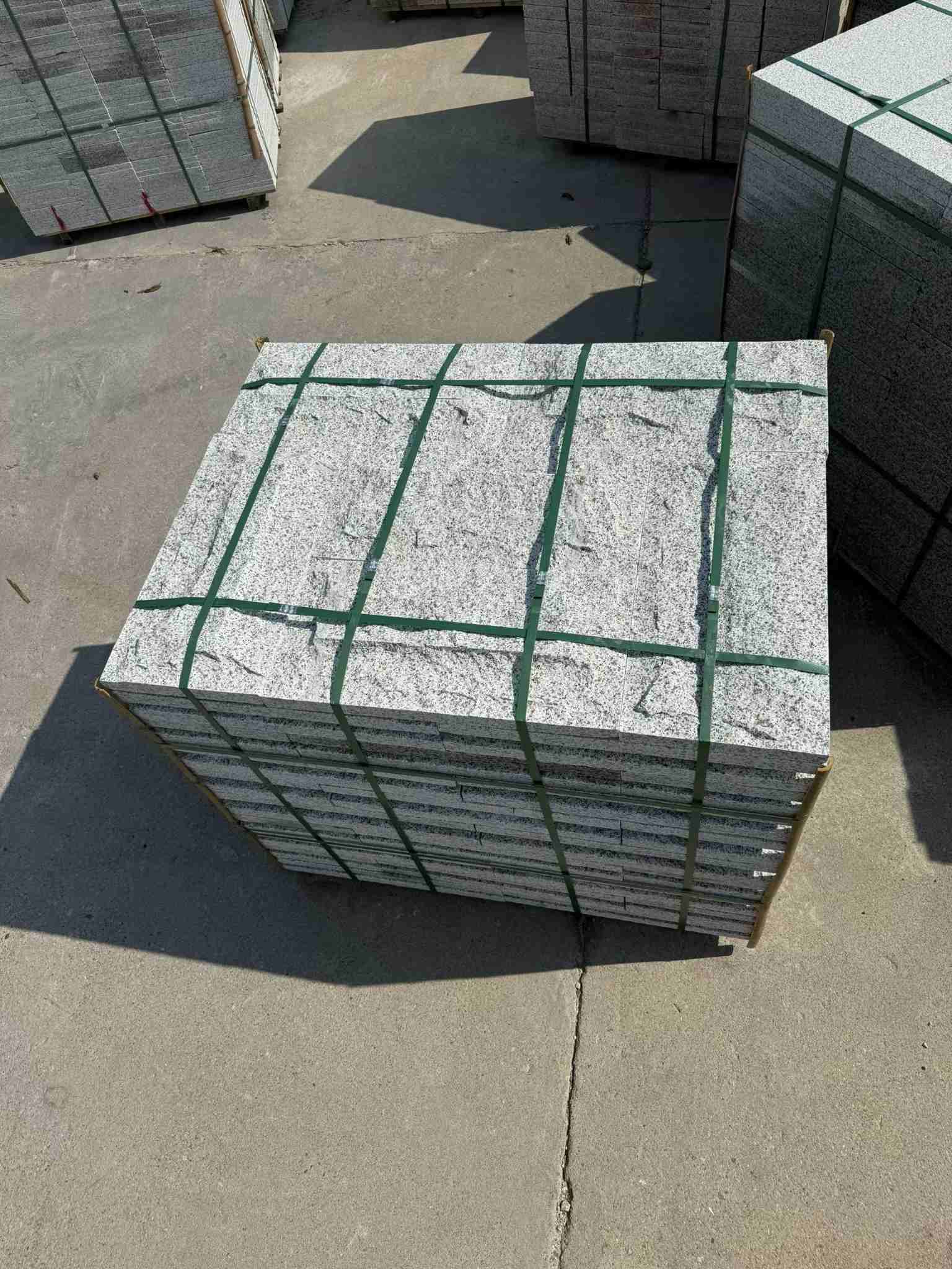 包头 白麻花岗岩石材自然面蘑菇石成品