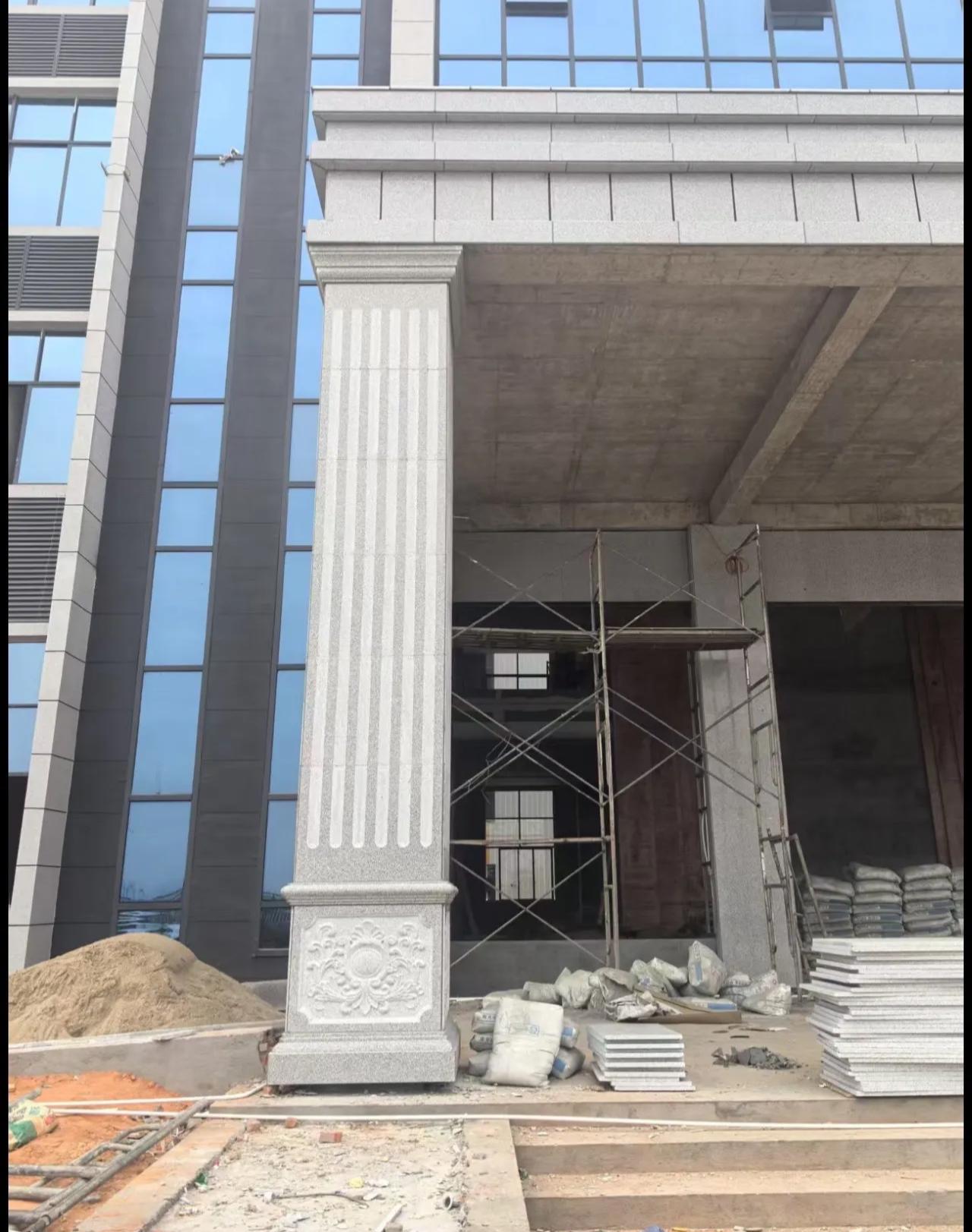 包头 芝麻白光面花岗岩门楼大柱（罗马柱）配雕花底座