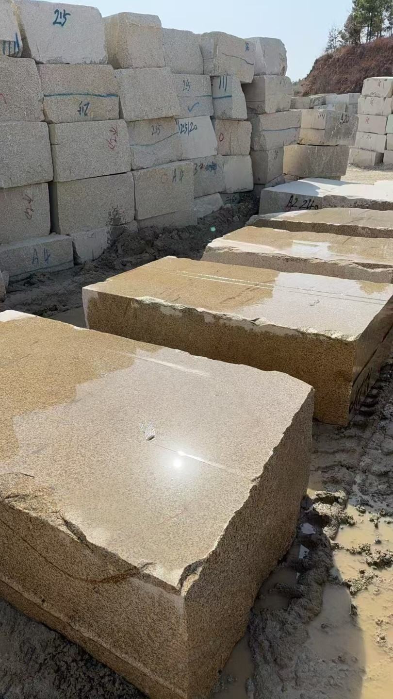 包头 黄金麻方料堆场洗料分选中，原材料充足