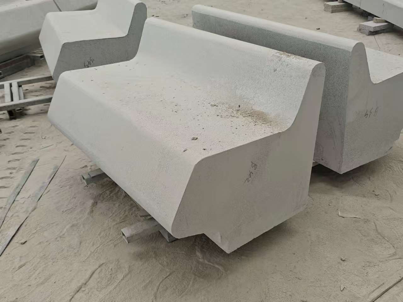 包头 芝麻白花岗岩异形坐凳，石凳