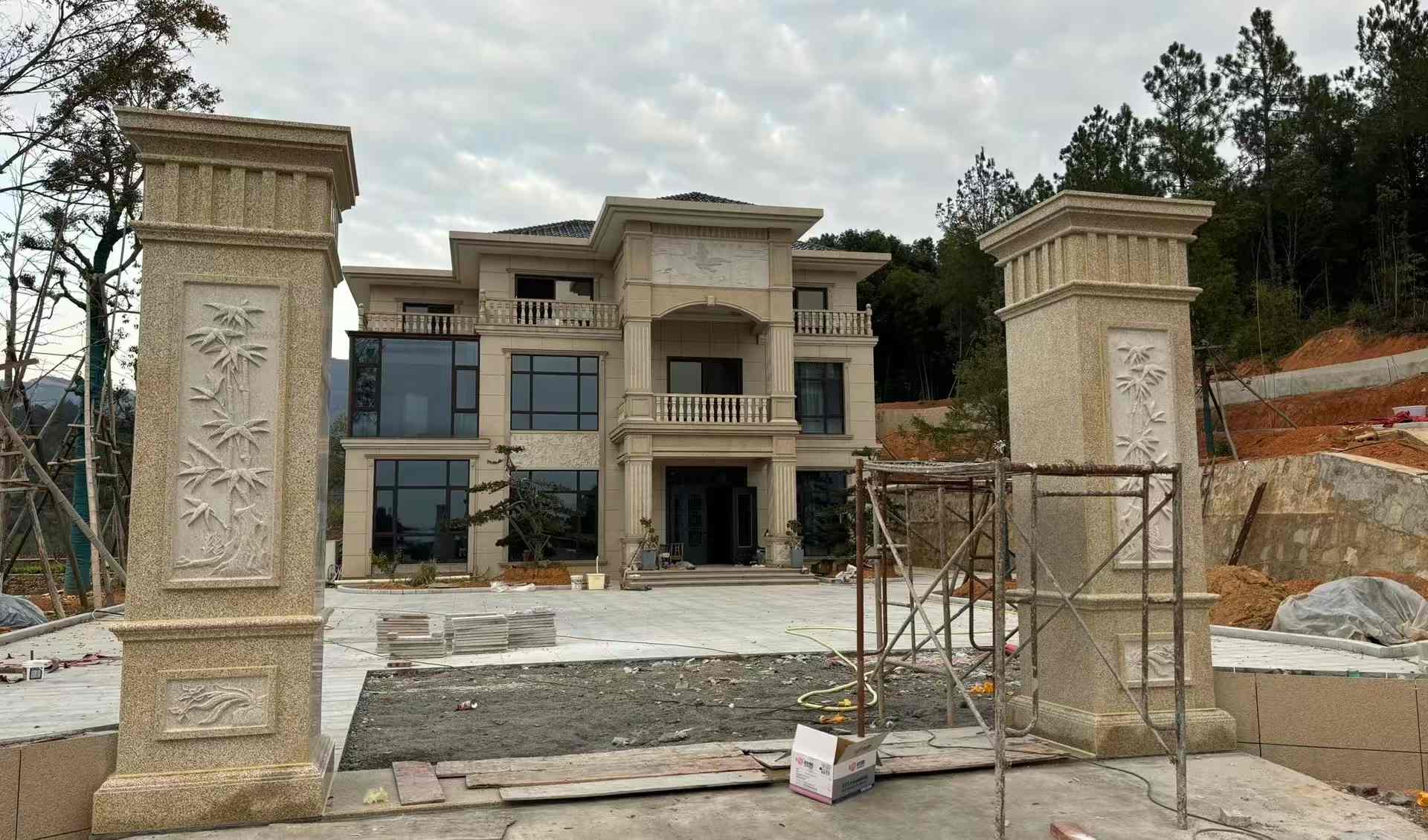 包头 黄金麻花岗岩别墅雕花外墙干挂配上门口雕花罗马柱