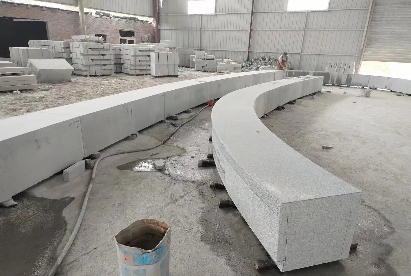 包头芝麻白花岗岩石板材 园林光面弧形坐凳