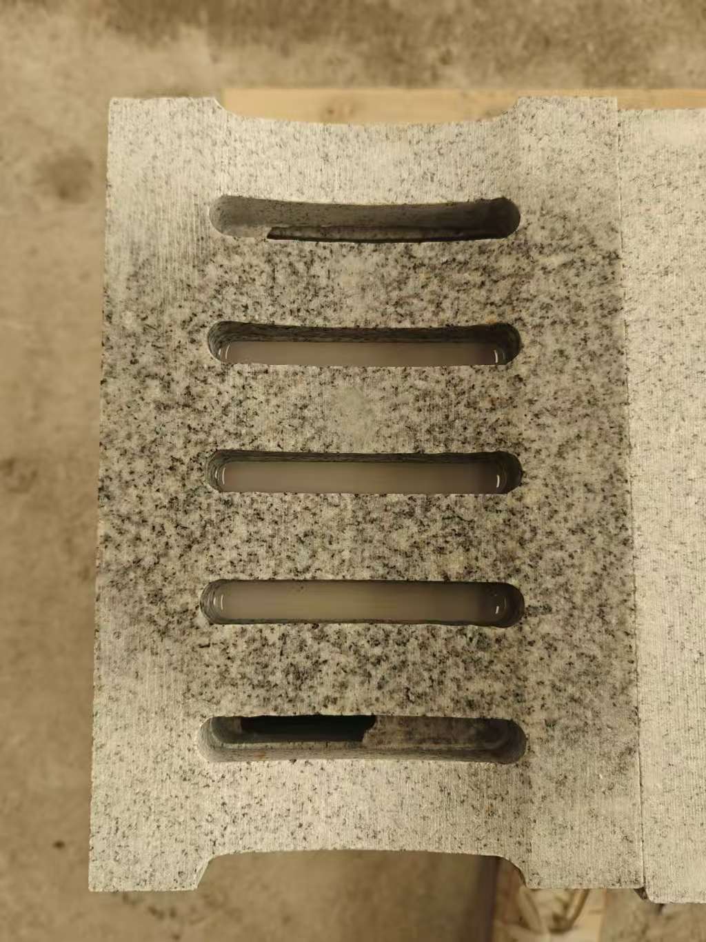 包头 芝麻白拉丝面花岗岩U型开槽排水槽