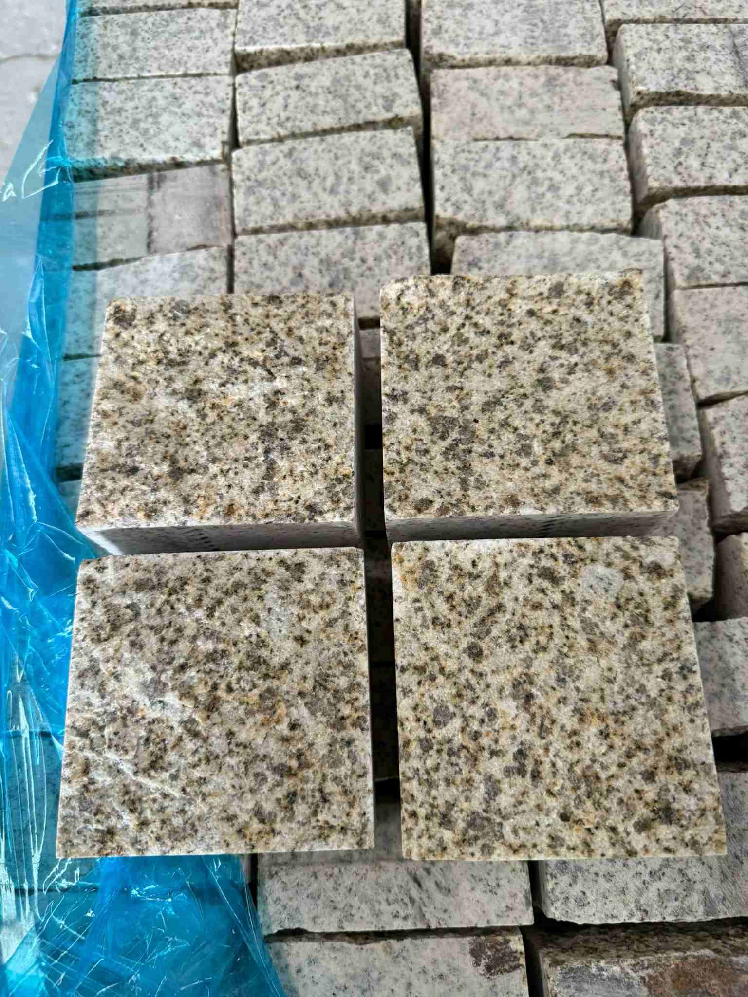 包头 黄金麻花岗岩自然面小方块，弹石，马蹄石等