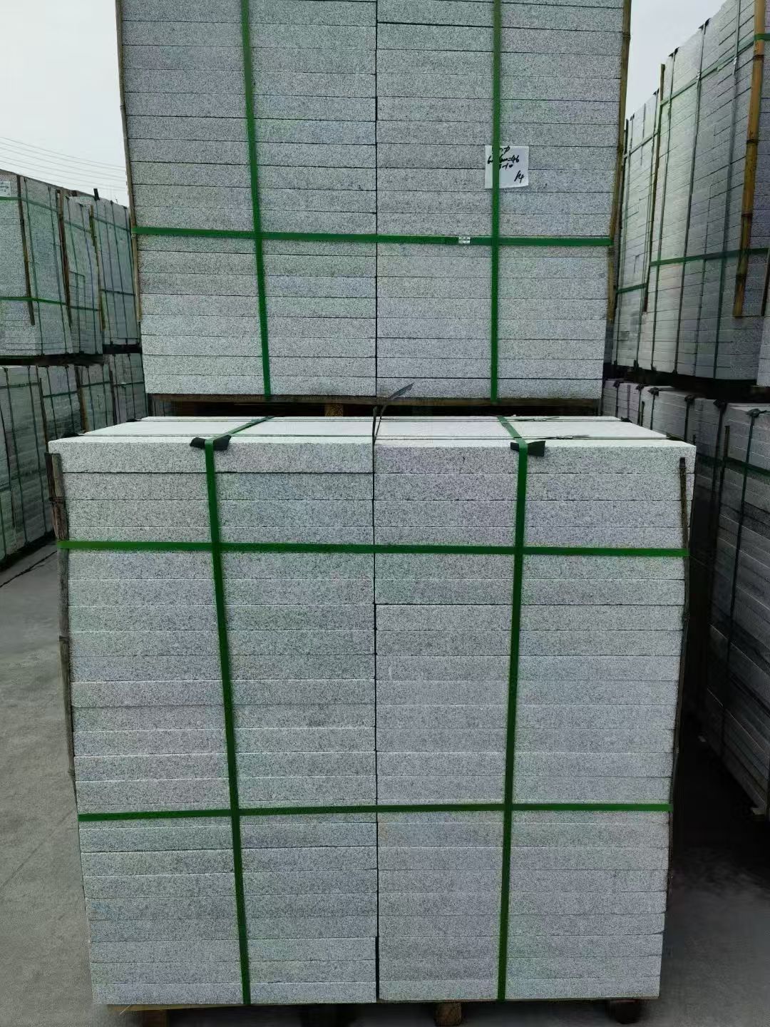 包头 芝麻白火烧，园林广场市政工程地铺石，1.8~5.0厚均有现货