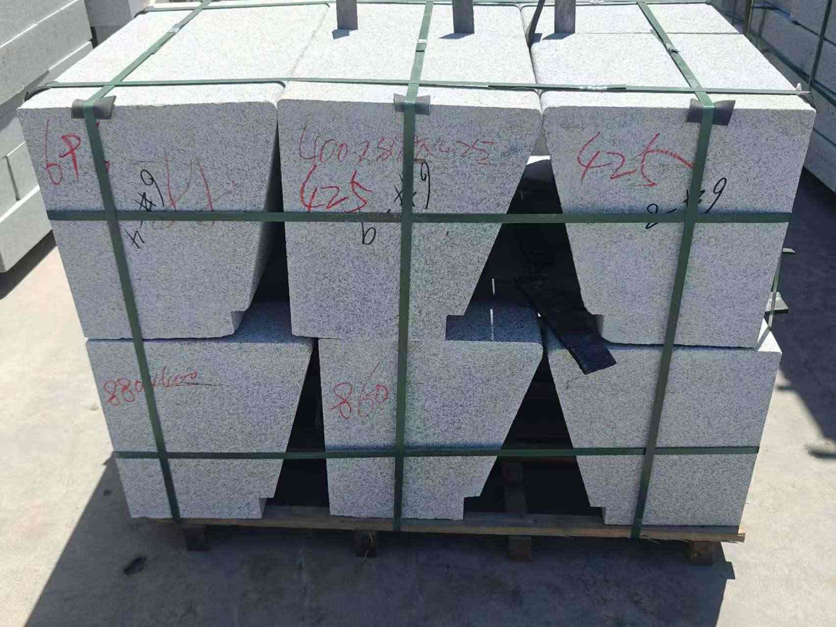 包头 芝麻白异形坐凳，石凳