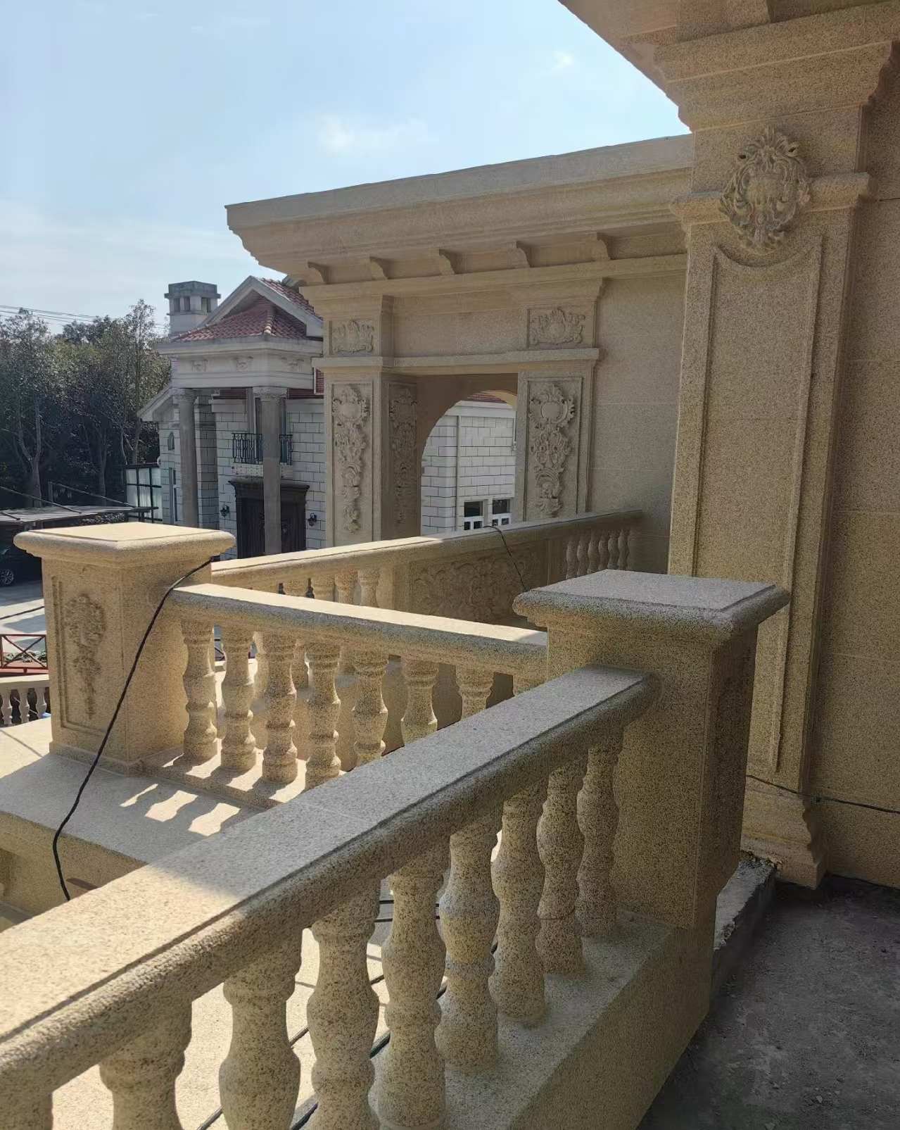 包头 黄金麻别墅外墙干挂雕花配合阳台栏杆花瓶柱