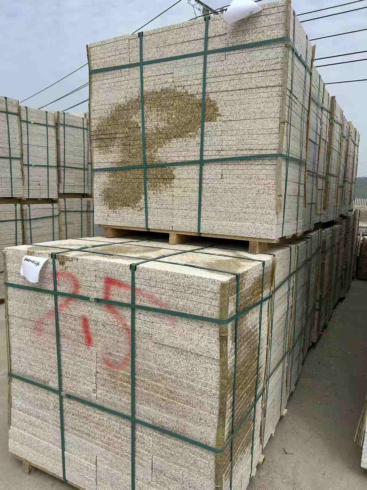 包头 黄金麻花岗岩石材荔枝面地铺石2.5*300*600