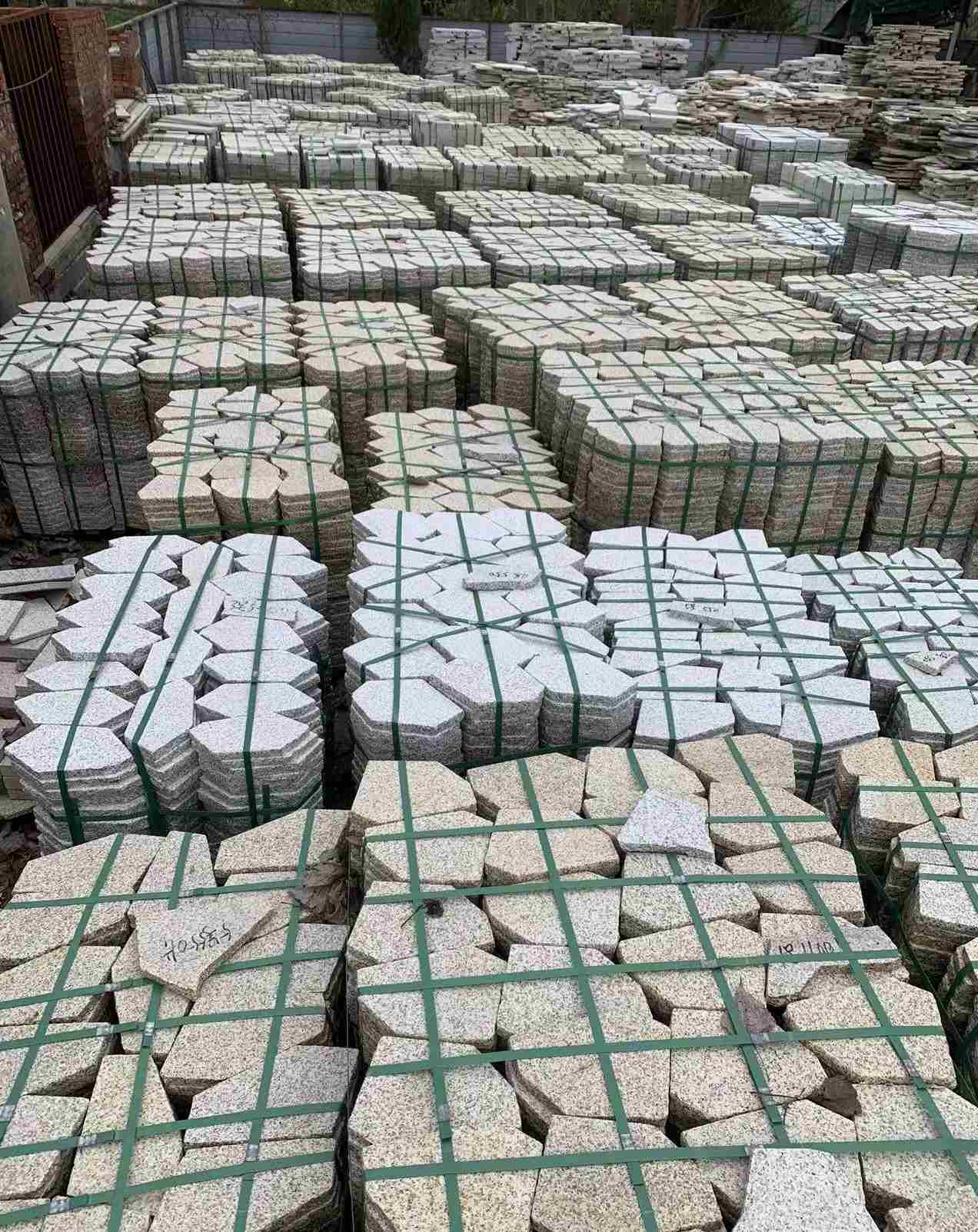 包头 黄金麻白麻花岗岩荔枝面地铺石(冰裂纹)