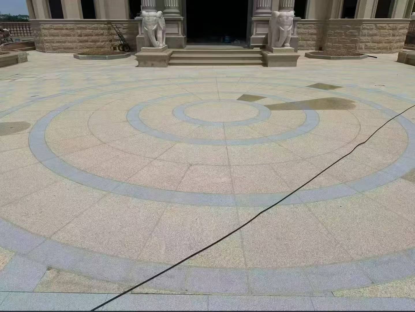 包头 黄金麻芝麻灰花岗岩石材地铺拼接效果