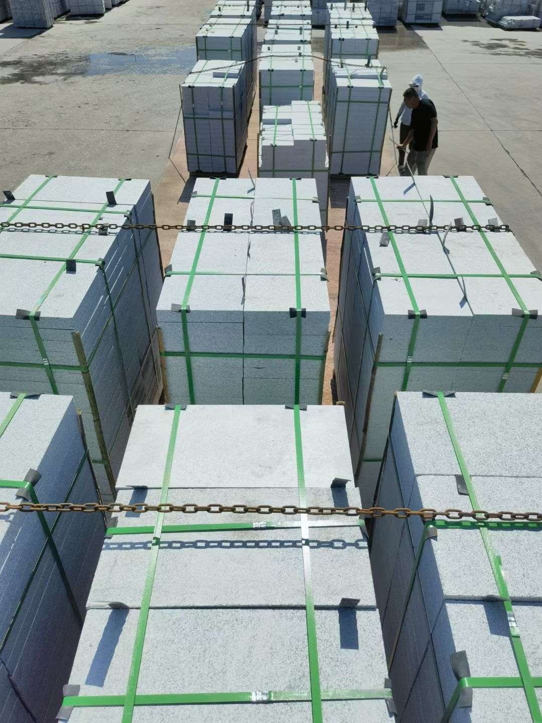 包头 芝麻白花岗岩5公分地铺石 花岗岩厂家工厂装车日常